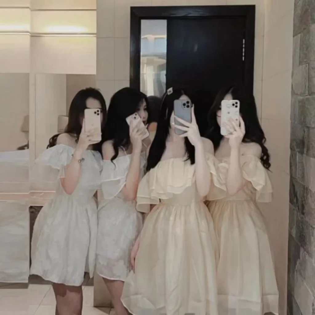 4 Friends Group DP Aesthetic