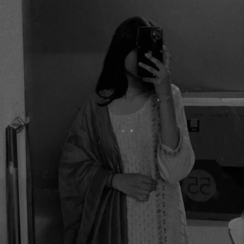 Aesthetic Instagram Girl Black Mirror Selfie DP