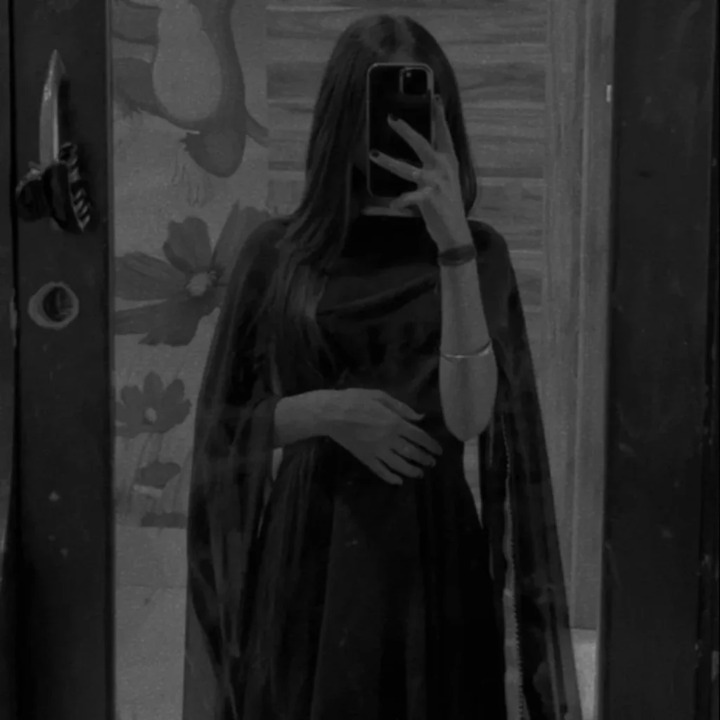 Aesthetic Instagram Girl Black Mirror Selfie DP