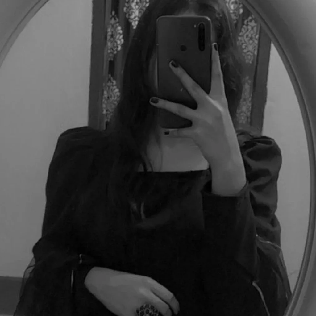 Aesthetic Instagram Girl Black Mirror Selfie DP