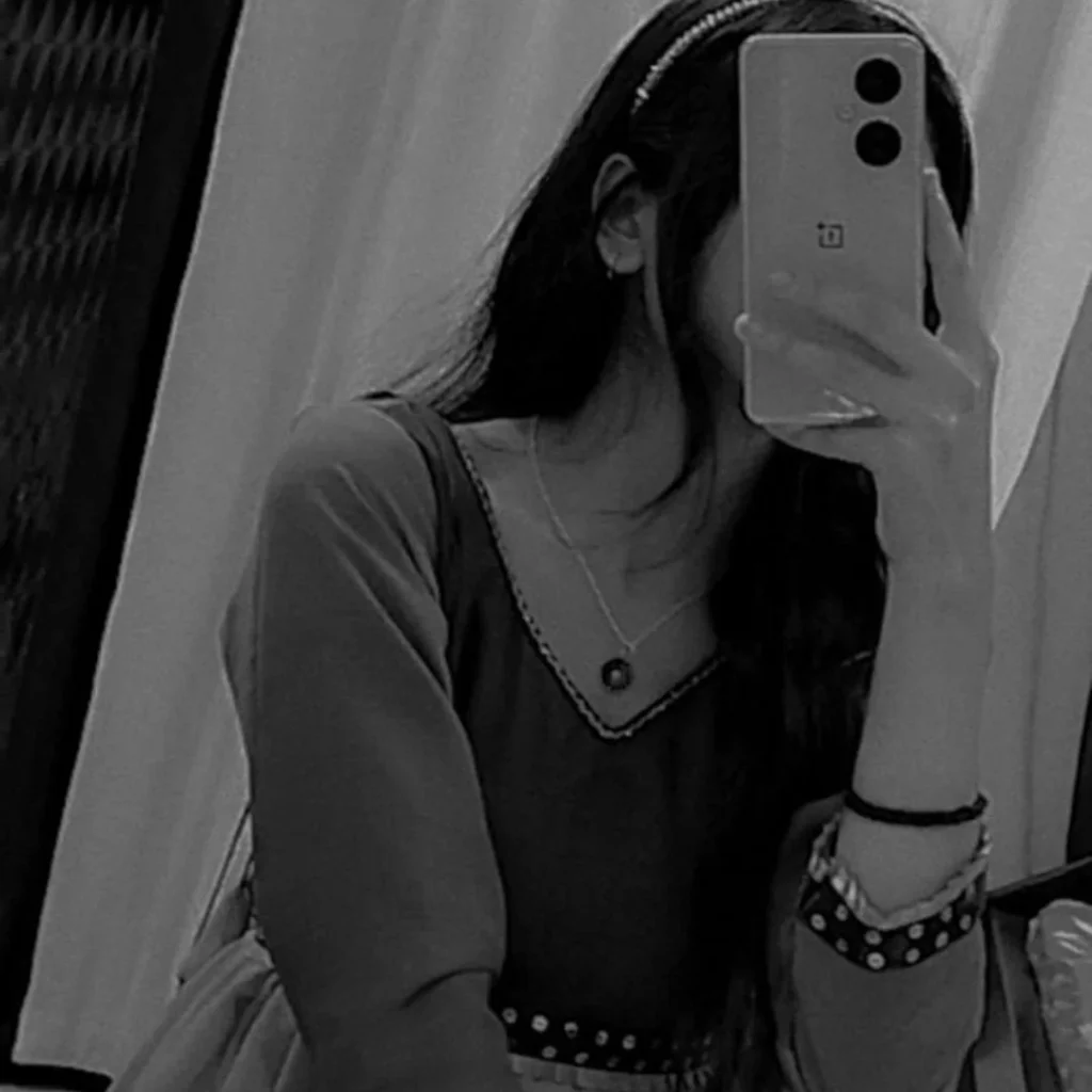 Aesthetic Instagram Girl Black Mirror Selfie DP