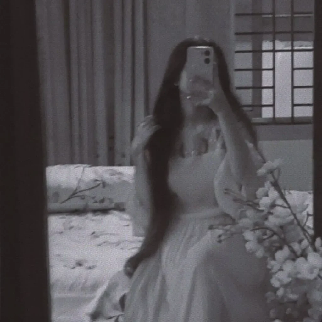 Aesthetic Instagram Girl Black Mirror Selfie DP