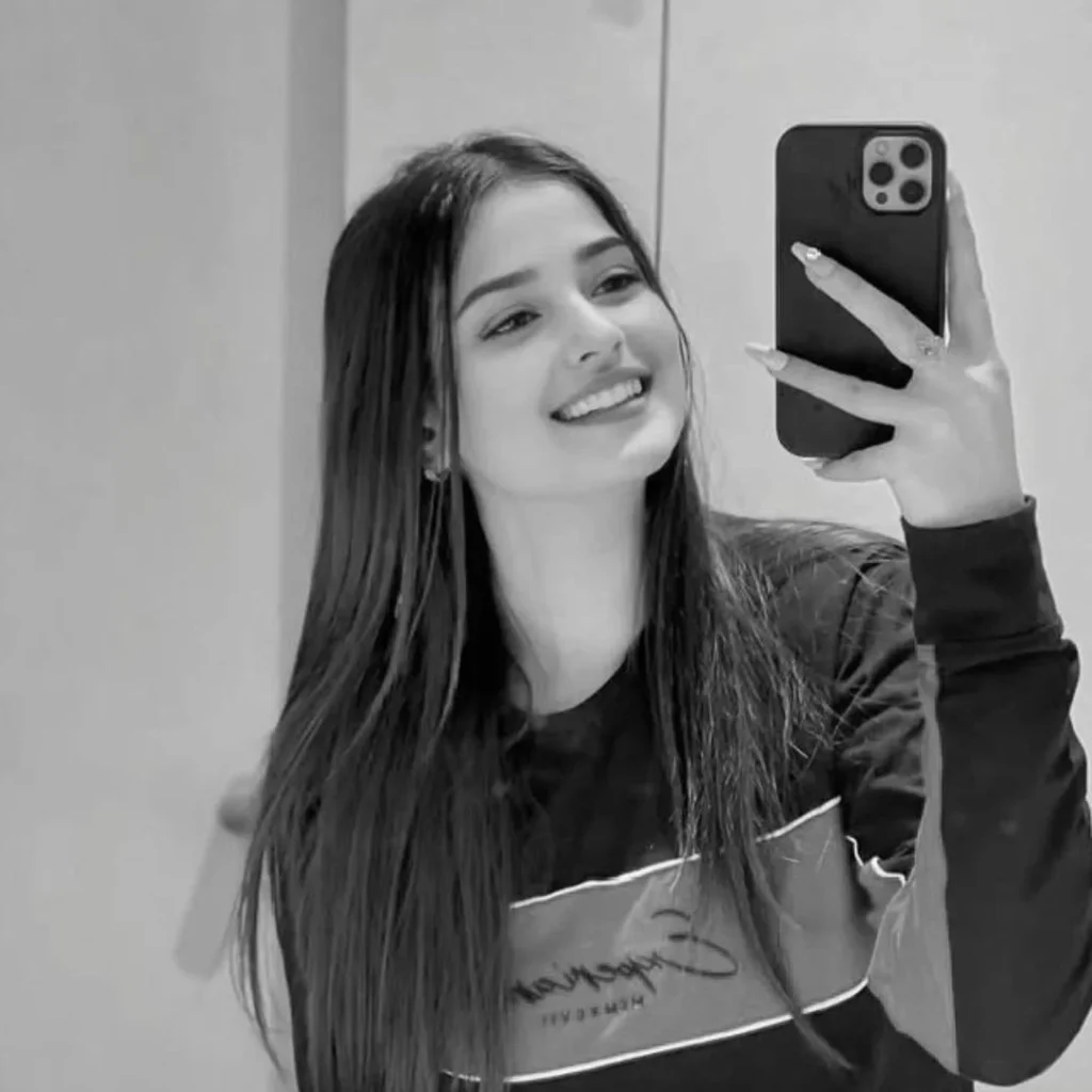 Instagram Girl Black Mirror Selfie DP