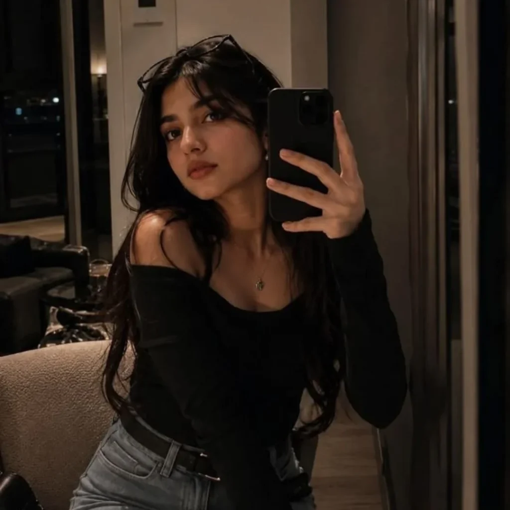 Instagram Girl Black Mirror Selfie DP