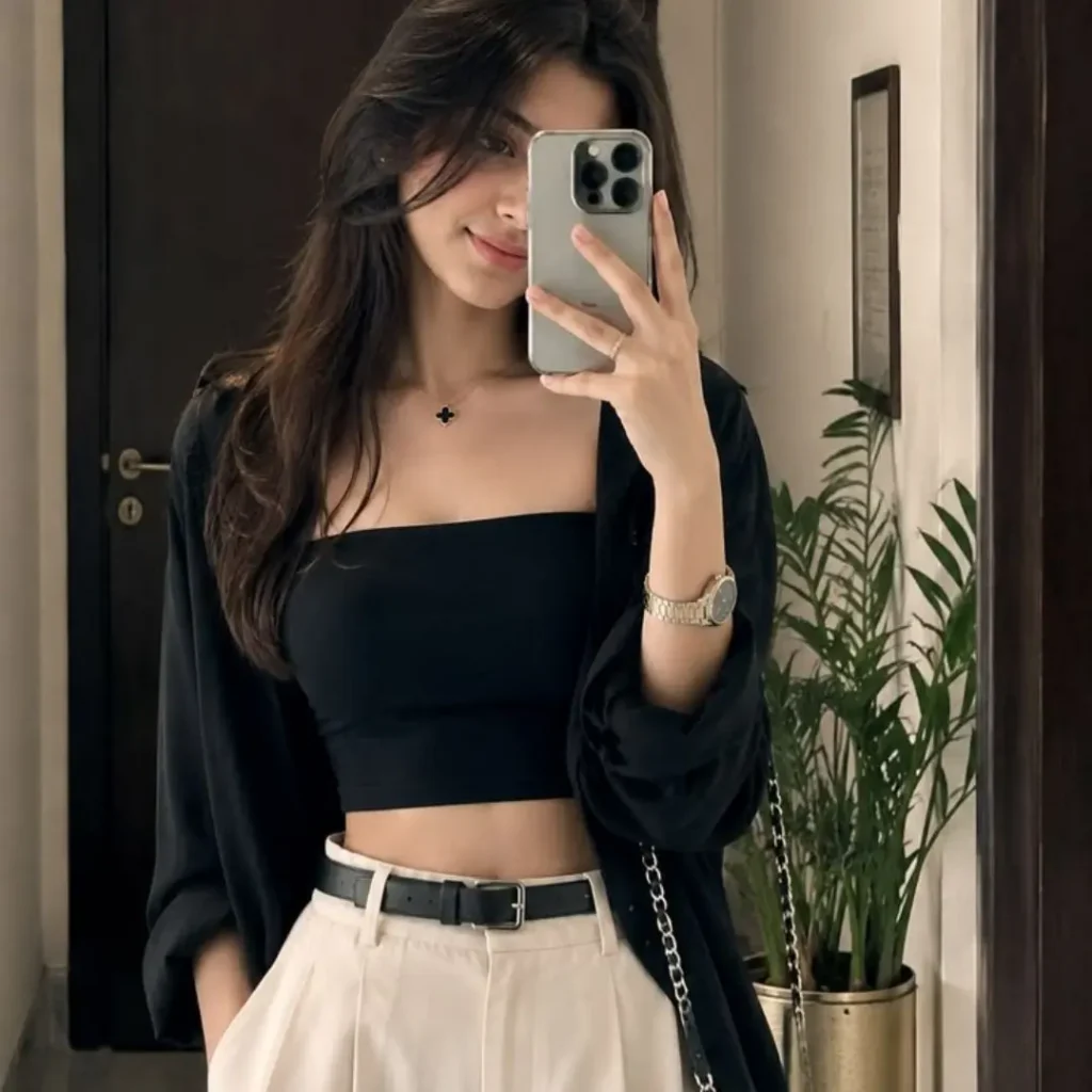 Instagram Girl Black Mirror Selfie DP
