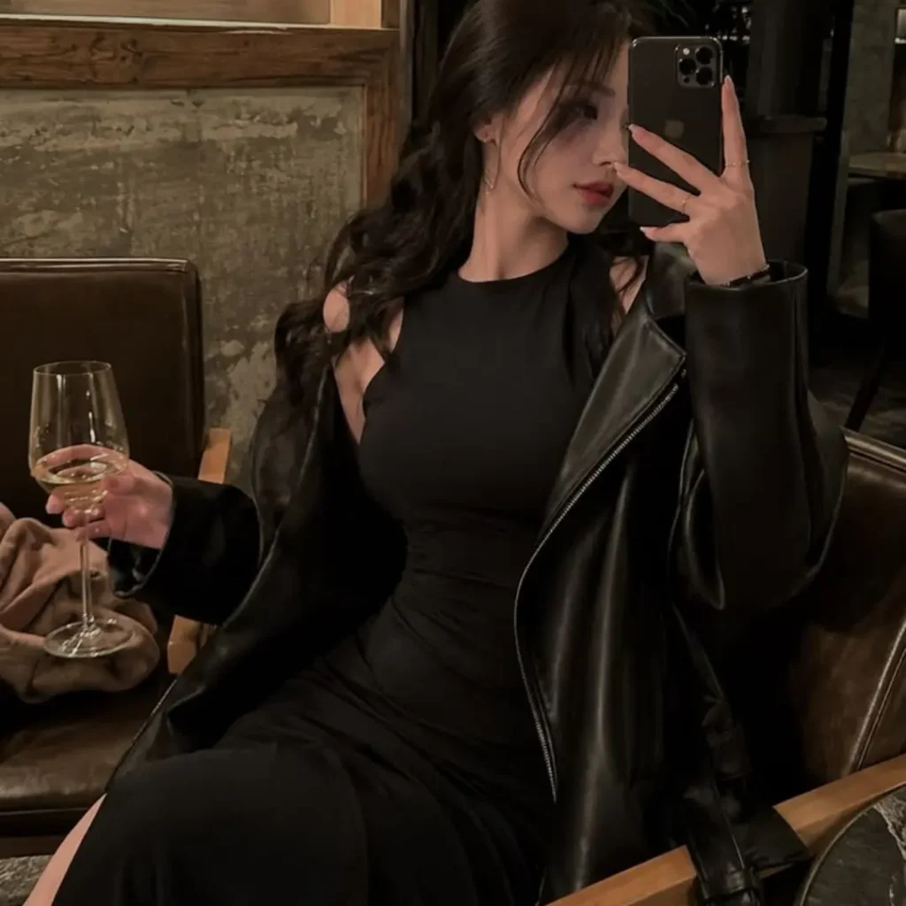 Instagram Girl Black Mirror Selfie DP